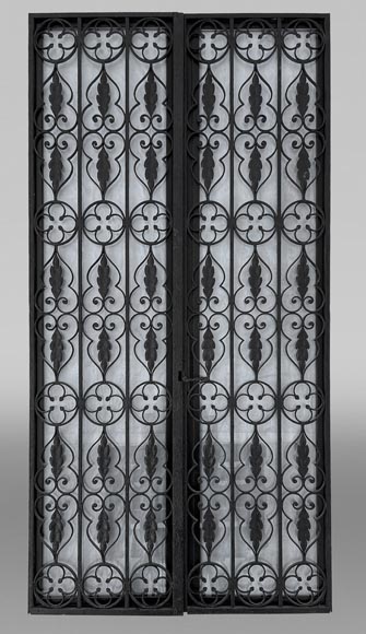 Porte à deux vantaux en fer forgé ajouré d’époque Napoléon III avec son dormant Porte à deux vantaux en fer forgé ajouré d’époque Napoléon III avec son dormant-0