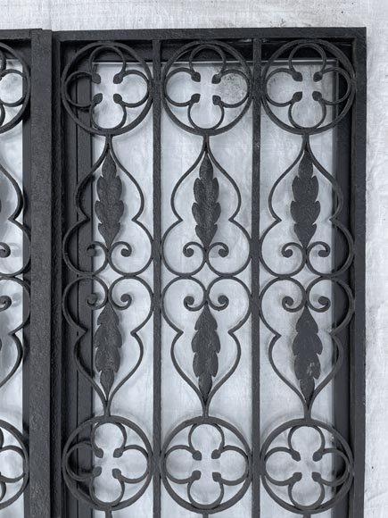 Porte à deux vantaux en fer forgé ajouré d’époque Napoléon III avec son dormant Porte à deux vantaux en fer forgé ajouré d’époque Napoléon III avec son dormant-1