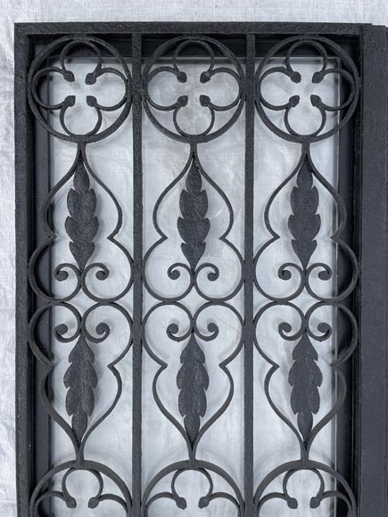 Porte à deux vantaux en fer forgé ajouré d’époque Napoléon III avec son dormant Porte à deux vantaux en fer forgé ajouré d’époque Napoléon III avec son dormant-2