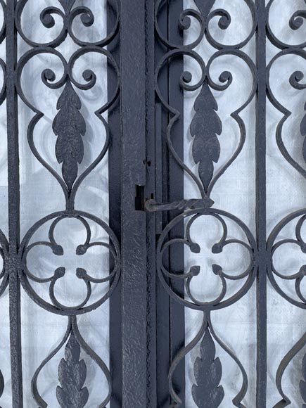 Porte à deux vantaux en fer forgé ajouré d’époque Napoléon III avec son dormant Porte à deux vantaux en fer forgé ajouré d’époque Napoléon III avec son dormant-3