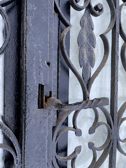 Porte à deux vantaux en fer forgé ajouré d’époque Napoléon III avec son dormant Porte à deux vantaux en fer forgé ajouré d’époque Napoléon III avec son dormant-4