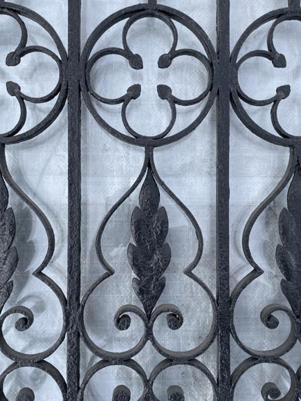 Porte à deux vantaux en fer forgé ajouré d’époque Napoléon III avec son dormant Porte à deux vantaux en fer forgé ajouré d’époque Napoléon III avec son dormant-5