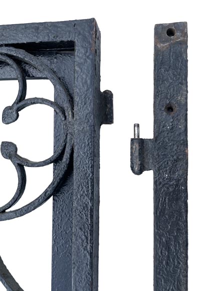 Porte à deux vantaux en fer forgé ajouré d’époque Napoléon III avec son dormant Porte à deux vantaux en fer forgé ajouré d’époque Napoléon III avec son dormant-6