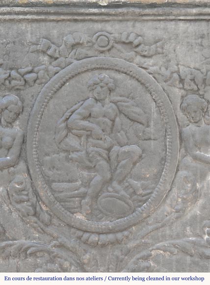 Plaque de cheminée style Louis XVI à décor mythologique-1