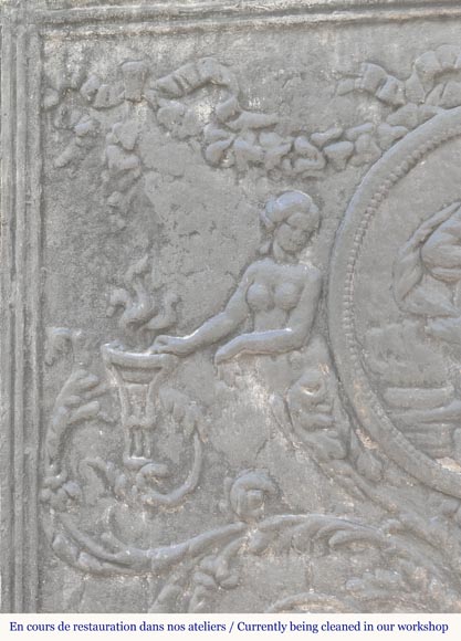 Plaque de cheminée style Louis XVI à décor mythologique-2