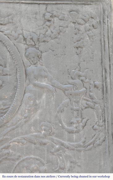 Plaque de cheminée style Louis XVI à décor mythologique-3