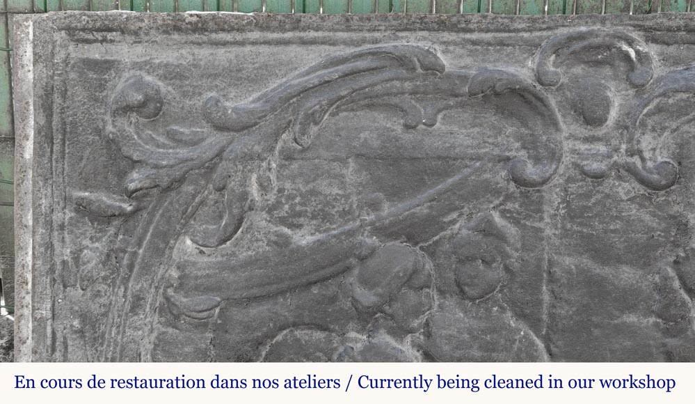Plaque de cheminée de style Louis XV représentant 