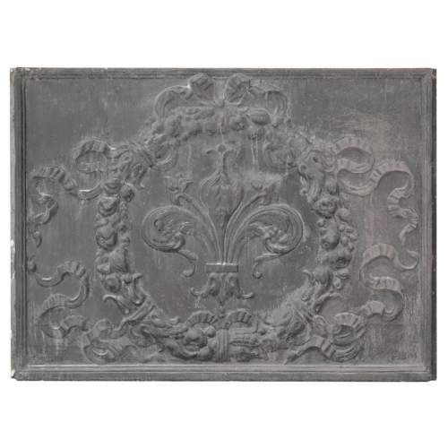 Plaque de cheminée de style Napoléon III à fleur de lys stylisée, entourée d'une couronne végétale