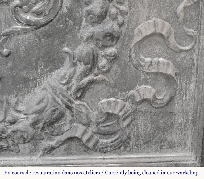Plaque de cheminée de style Napoléon III à fleur de lys stylisée, entourée d'une couronne végétale-4