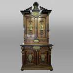 Imposant cabinet néo-Renaissance en noyer, marbre, bronzes dorés et pierres semi-dures