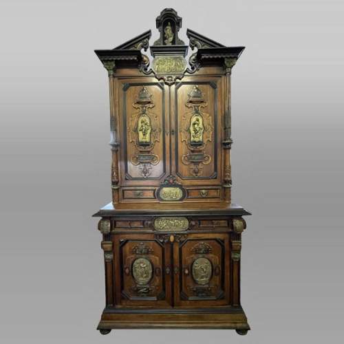 Imposant cabinet néo-Renaissance en noyer, marbre, bronzes dorés et pierres semi-dures