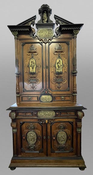 Imposant cabinet néo-Renaissance en noyer, marbre, bronzes dorés et pierres semi-dures-0