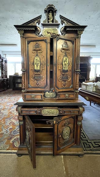 Imposant cabinet néo-Renaissance en noyer, marbre, bronzes dorés et pierres semi-dures-1