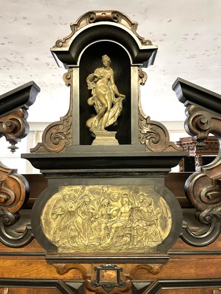Imposant cabinet néo-Renaissance en noyer, marbre, bronzes dorés et pierres semi-dures-3