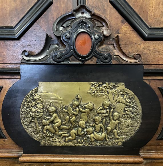 Imposant cabinet néo-Renaissance en noyer, marbre, bronzes dorés et pierres semi-dures-7