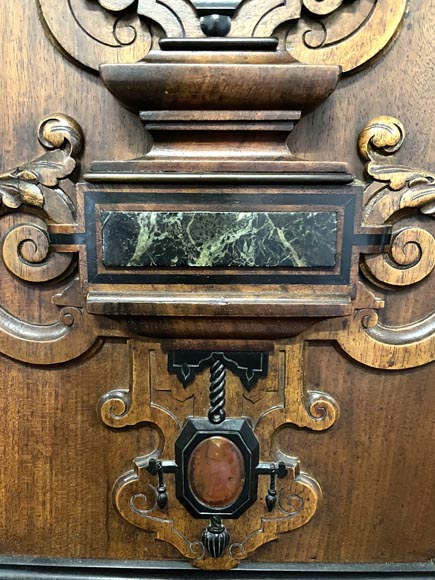 Imposant cabinet néo-Renaissance en noyer, marbre, bronzes dorés et pierres semi-dures-9
