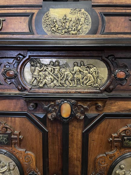 Imposant cabinet néo-Renaissance en noyer, marbre, bronzes dorés et pierres semi-dures-10