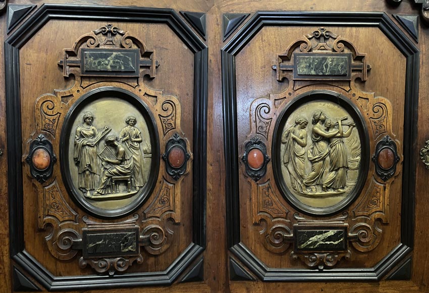 Imposant cabinet néo-Renaissance en noyer, marbre, bronzes dorés et pierres semi-dures-11