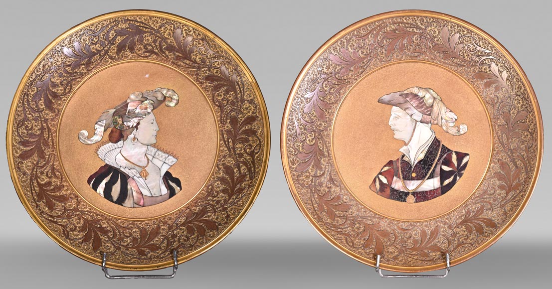 Maison KAYSER SOHN, Personnages de la Renaissance – Paire de plats décoratifs en corviniello, datés 1884-0