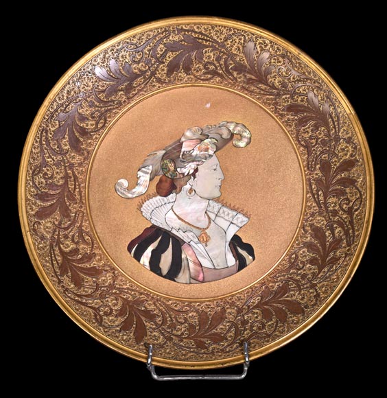 Maison KAYSER SOHN, Personnages de la Renaissance – Paire de plats décoratifs en corviniello, datés 1884-1