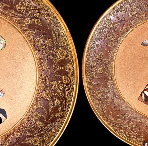 Maison KAYSER SOHN, Personnages de la Renaissance – Paire de plats décoratifs en corviniello, datés 1884-6