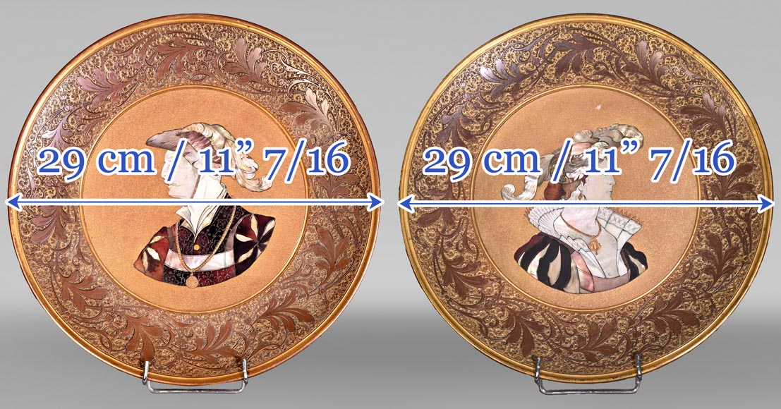Maison KAYSER SOHN, Personnages de la Renaissance – Paire de plats décoratifs en corviniello, datés 1884-9
