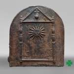 Plaque de cheminée en fonte datée 1693, décorée d’un soleil rayonnant et de symboles architecturaux