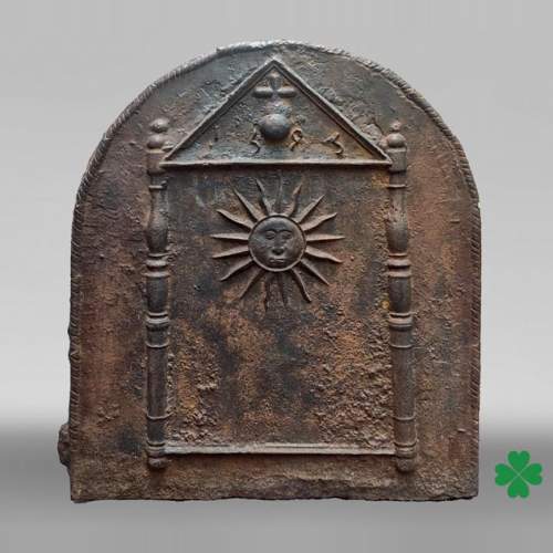 Plaque de cheminée en fonte datée 1693, décorée d’un soleil rayonnant et de symboles architecturaux