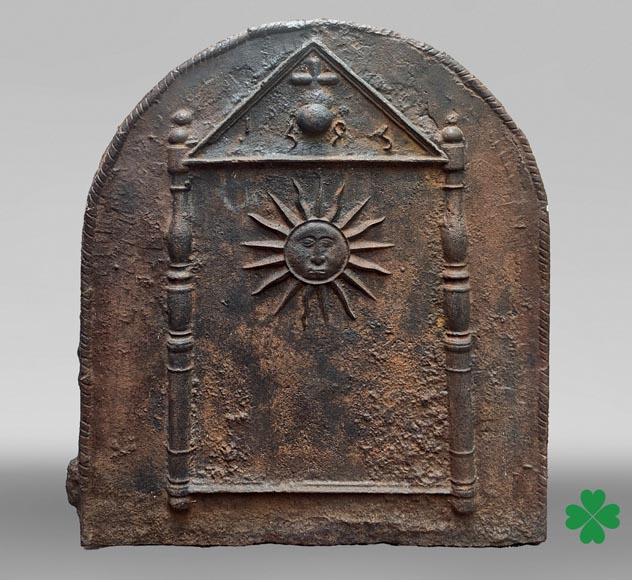 Plaque de cheminée en fonte datée 1693, décorée d’un soleil rayonnant et de symboles architecturaux-0