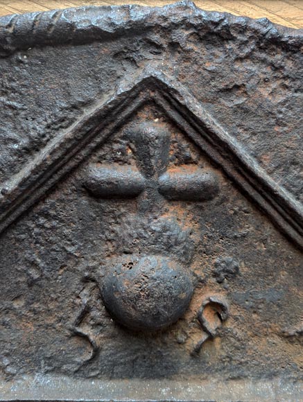 Plaque de cheminée en fonte datée 1693, décorée d’un soleil rayonnant et de symboles architecturaux-2