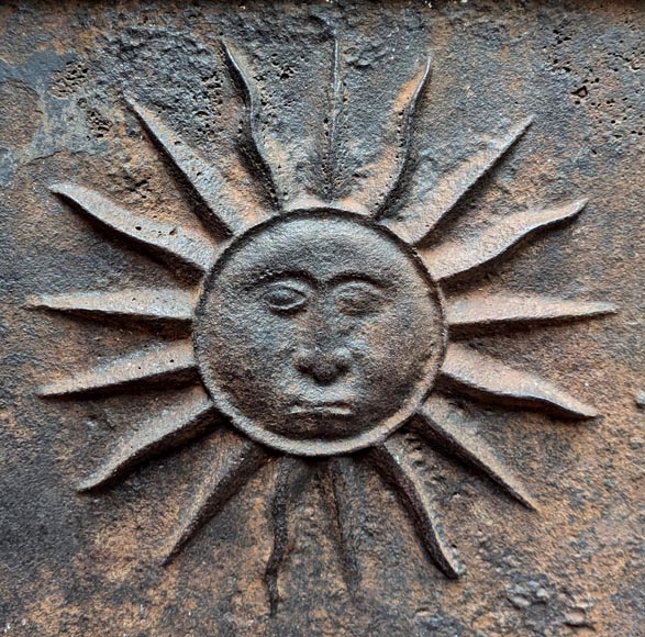 Plaque de cheminée en fonte datée 1693, décorée d’un soleil rayonnant et de symboles architecturaux-3