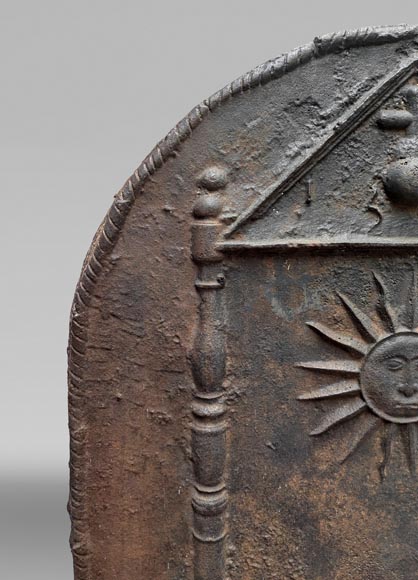 Plaque de cheminée en fonte datée 1693, décorée d’un soleil rayonnant et de symboles architecturaux-4