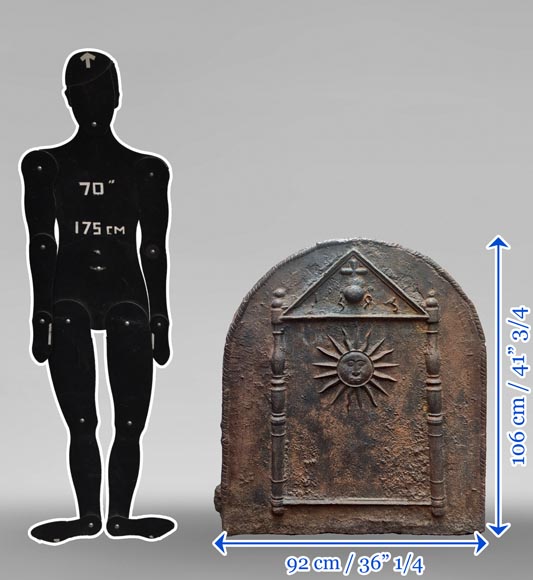 Plaque de cheminée en fonte datée 1693, décorée d’un soleil rayonnant et de symboles architecturaux-6