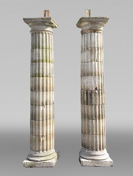 Paire de colonnes cannelées en pierre – Style Dorique, fin XVIIIe siècle-0