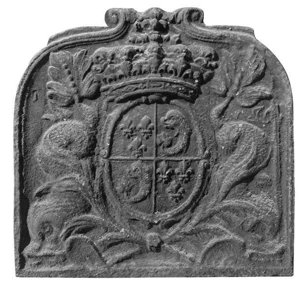 Plaque de cheminée en fonte au armes du Dauphin de France-0