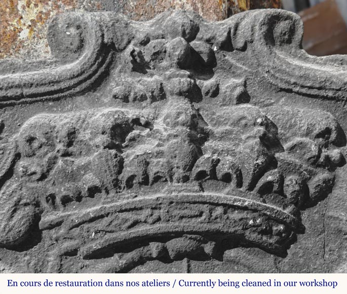 Plaque de cheminée en fonte au armes du Dauphin de France-1
