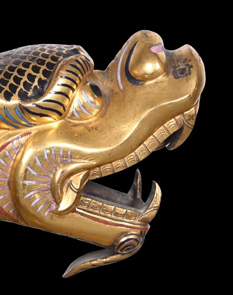 Présentoir d’apparat d’époque Qianlong (1736-1795) en forme de dragon, bronze doré, émail champlevé-5