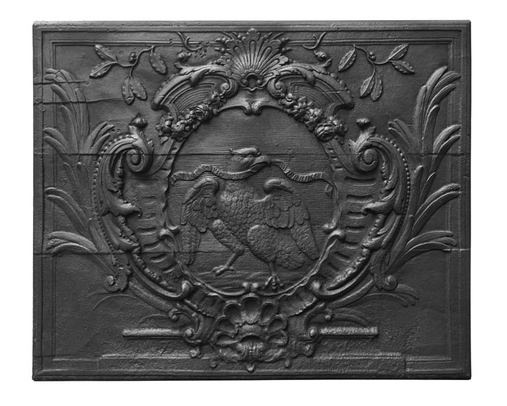 Plaque de cheminée d'époque louis XV, décorée d'un aigle tenant une devise-0