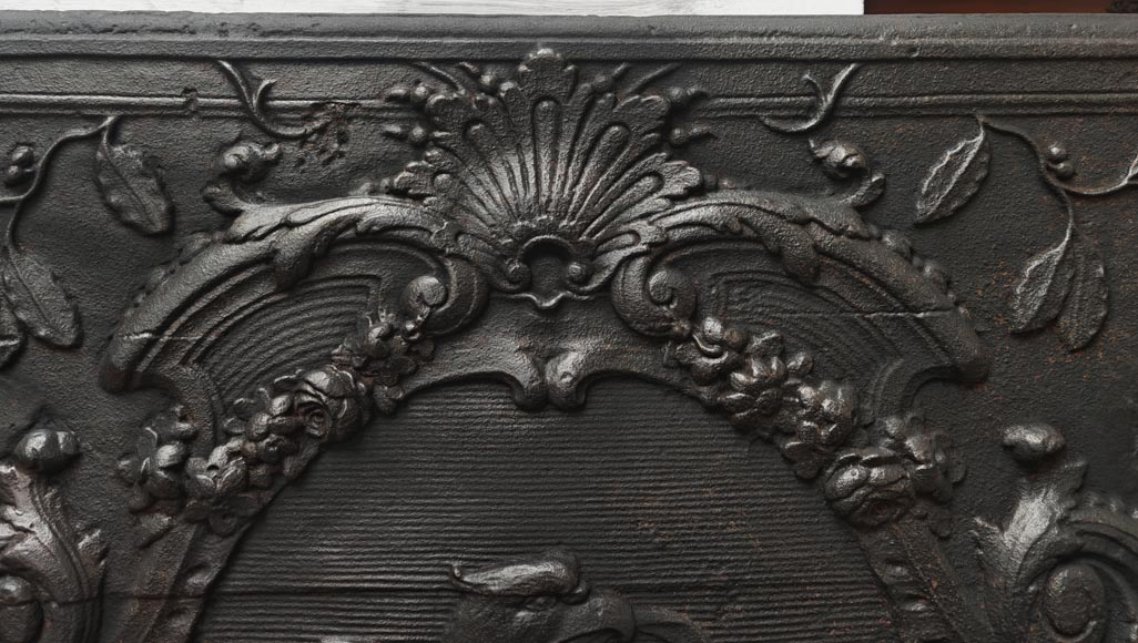 Plaque de cheminée d'époque louis XV, décorée d'un aigle tenant une devise-1
