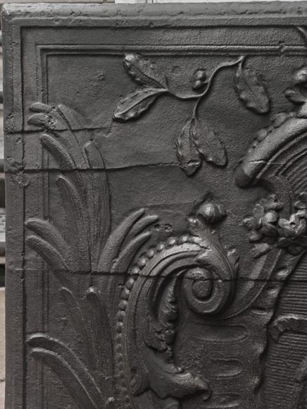 Plaque de cheminée d'époque louis XV, décorée d'un aigle tenant une devise-2