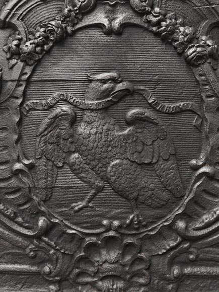 Plaque de cheminée d'époque louis XV, décorée d'un aigle tenant une devise-3