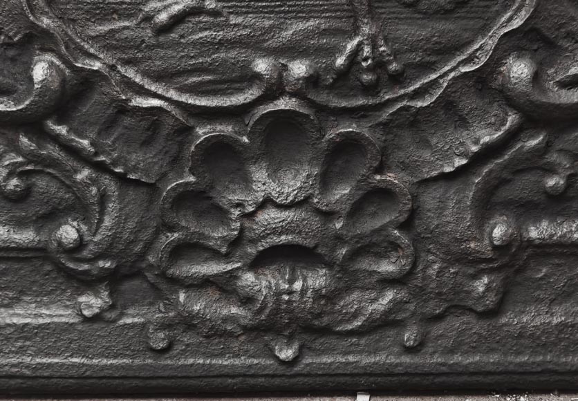Plaque de cheminée d'époque louis XV, décorée d'un aigle tenant une devise-5