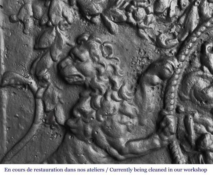 Plaque de cheminée décorée de lions et pilastres-5
