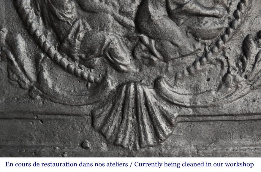 Plaque de cheminée décorée de lions et pilastres-10