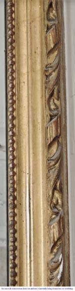 Trumeau de style Louis XVI doré, orné d'un blason-2