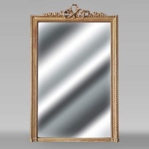 Trumeau doré de style Louis XVI surmonté d'un ruban noué