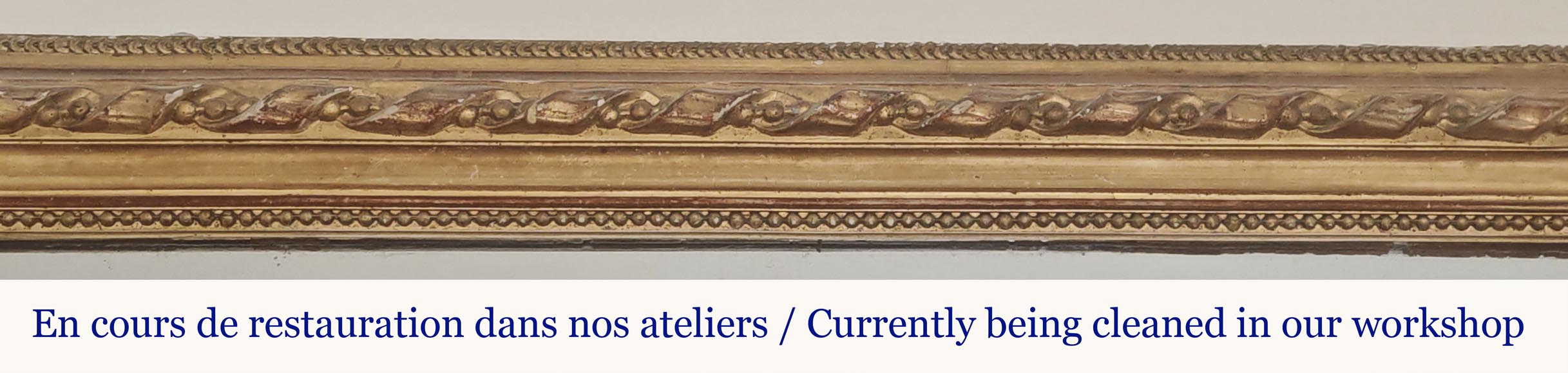 Trumeau doré de style Louis XVI à décor de ruban et perlé-1
