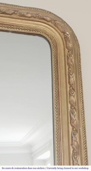 Trumeau doré de style Louis XVI à décor de ruban et perlé-2