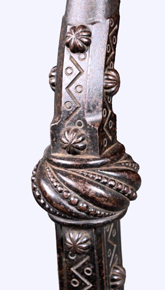 Paire de chenets et accessoires en fer forgé à têtes de dragons — Signé E. LARCHEVÊQUE, Mehun (Cher), France — Fin du XIXe siècle-3