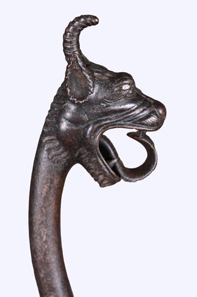 Paire de chenets et accessoires en fer forgé à têtes de dragons — Signé E. LARCHEVÊQUE, Mehun (Cher), France — Fin du XIXe siècle-5